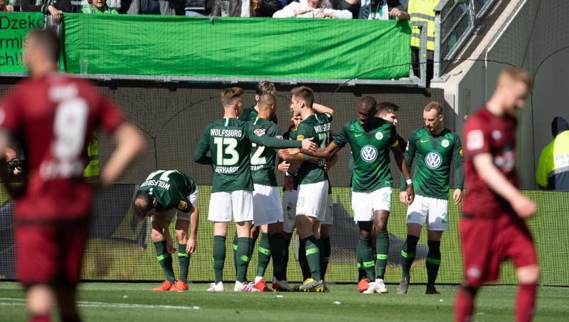Wolfsburgs Spieler jubeln nach dem 1:0, die Nürnberger lassen im Vordergrund die Köpfe hängen.