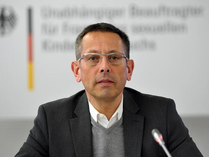 Der Missbrauchsbeauftragte, Johannes-Wilhelm Rörig, spricht bei einer Pressekonferenz. Foto: Soeren Stache/dpa/Archivbild