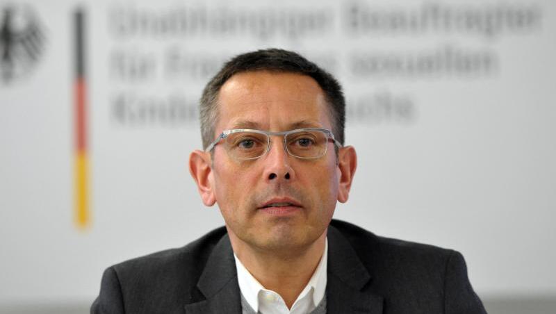 Der Missbrauchsbeauftragte, Johannes-Wilhelm Rörig, spricht bei einer Pressekonferenz. Foto: Soeren Stache/dpa/Archivbild Der Missbrauchsbeauftragte, Johannes-Wilhelm Rörig, spricht bei einer Pressekonferenz. Foto: Soeren Stache/dpa/Archivbild