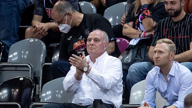 FC-Bayern-Ehrenpräsident Uli Hoeneß (l) fiebert dem BBL-Finale entgegen.