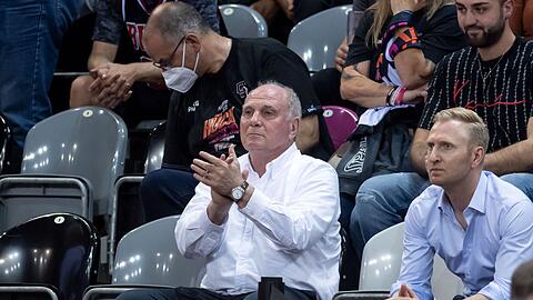 FC-Bayern-Ehrenpräsident Uli Hoeneß (l) fiebert dem BBL-Finale entgegen.
