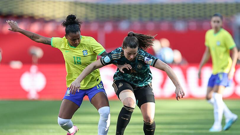 Die DFB-Frauen um Lena Oberdorf (r) mussten sich Brasilien geschlagen geben.