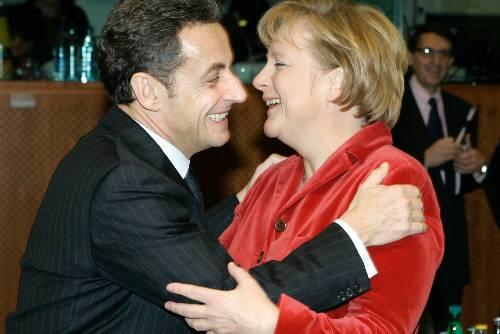 Rangeln sie oder knuddeln sie sich? Nicolas Sarkozy und Angela Merkel.