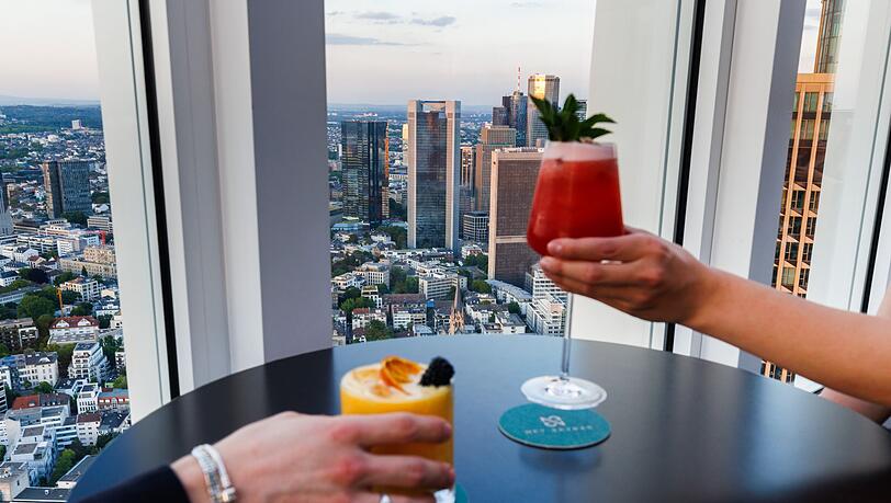 Drinks mit View: Cocktails werden in der "NFT-Skybar" vor der Kulisse der Frankfurter Skyline serviert.