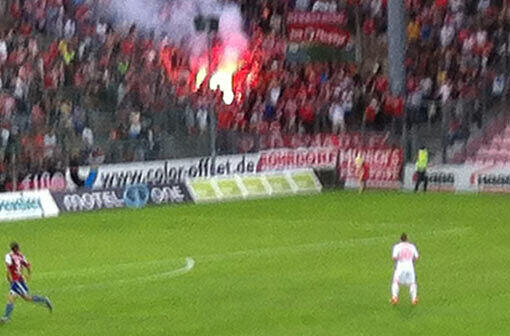Brenzlige Szene - nicht auf dem Rasen, sondern den Rängen: Bayern-Fans haben ein Bengalo gezündet.