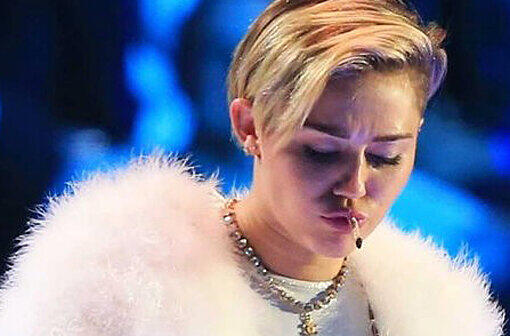 Miley wird für das beste Video ausgezeichnet, da holt sie gleich mal einen Joint aus dem Chanel-Täschchen.