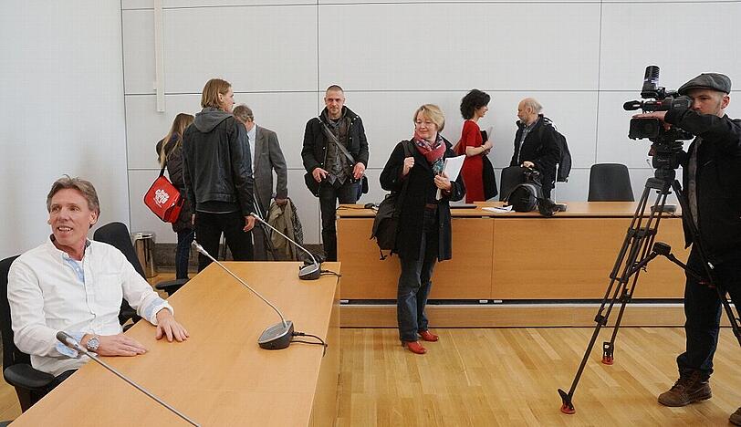 "Sehr bequem", AZ-Reporter Torsten Huber testet den Stuhl im Justizpalast. Hier wird ab Montag FC-Bayern-Manager Uli Hoeneß sitzen.