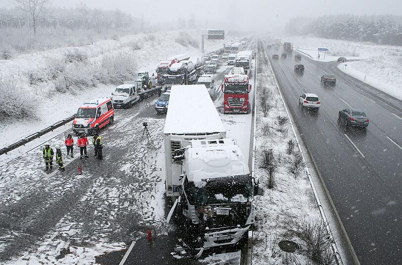 Plötzlicher Wintereinbruch am Donnerstag nahe Hermsdorf. Bei starkem Schneefall kam es auf der A9 zu mehreren schweren Unfällen mit einem kilometerlangen Stau.