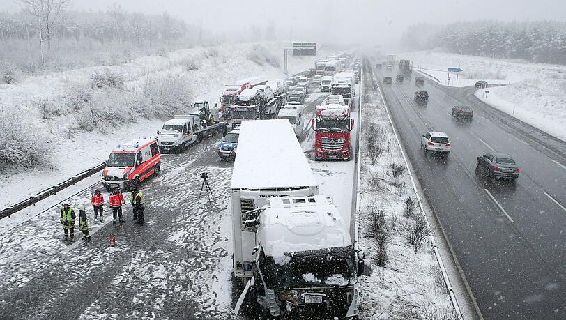Plötzlicher Wintereinbruch am Donnerstag nahe Hermsdorf. Bei starkem Schneefall kam es auf der A9 zu mehreren schweren Unfällen mit einem kilometerlangen Stau.