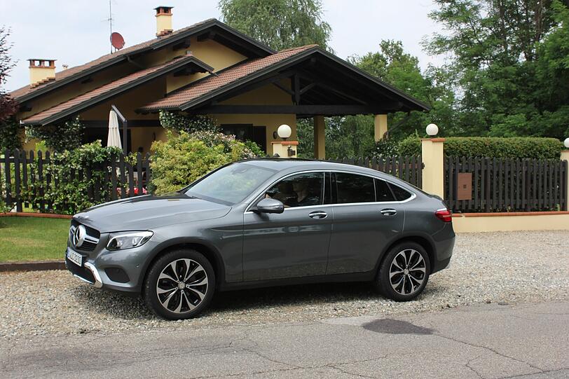 Abfallende Dachlinie, sanfte Rundungen und große Felgen: das GLC Coupé in der Seitenansicht.