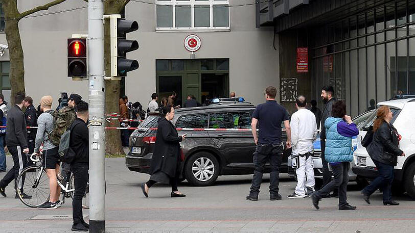 Polizeibeamte sperren den Zugangsbereich zum türkischen Generalkonsulat in Hannover ab.