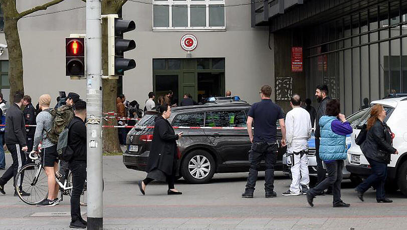 Polizeibeamte sperren den Zugangsbereich zum türkischen Generalkonsulat in Hannover ab. Polizeibeamte sperren den Zugangsbereich zum türkischen Generalkonsulat in Hannover ab.