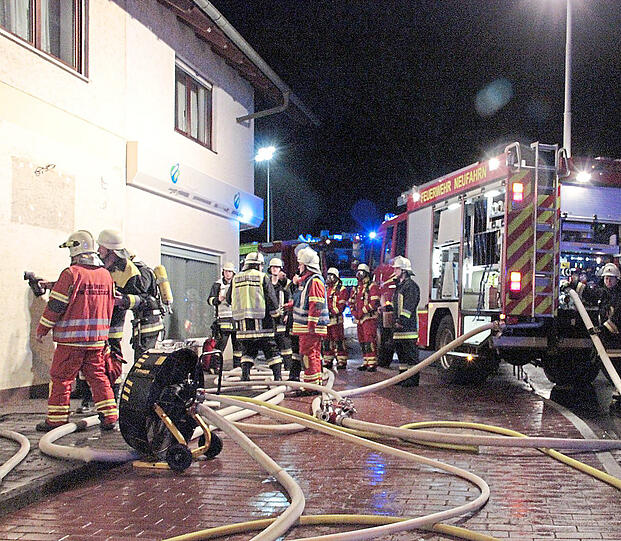 Die Hauptstraße in Neufahrn ist wegen des Einsatzes für etwa eine Stunde wegen des Imbissbrandes gesperrt.