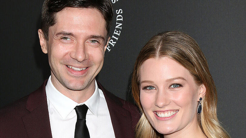 Topher Grace und Ashley Hinshaw auf dem roten Teppich