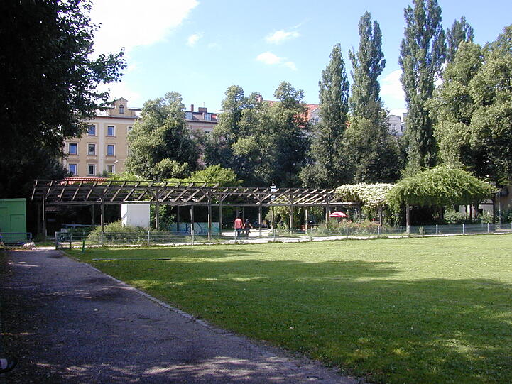 So sah die Anlage vor der Sanierung aus. Die alte Holzpergola war baufällig geworden.