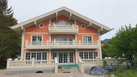 Am Tegernsee herrscht Unmut: Die Villa passe nicht ins Bild, so die Kritik.