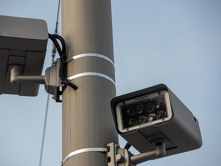 Am Ausburger Königsplatz sind an einem Mast Videoüberwachungskameras angebracht. Foto: Stefan Puchner/dpa