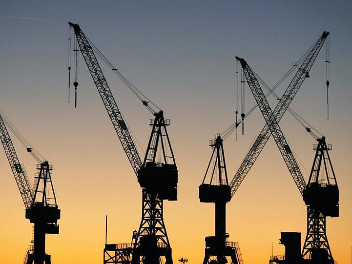Die Silhouetten von Hafenkränen in Hamburg.