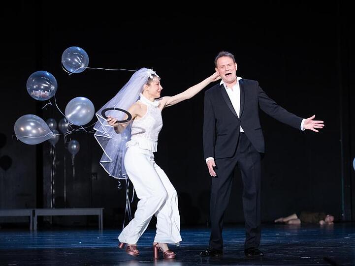 Devid Striesow (r) als Ivanov und Aenne Schwarz als Sasa in "Ivanov" am Hamburger Schauspielhaus.