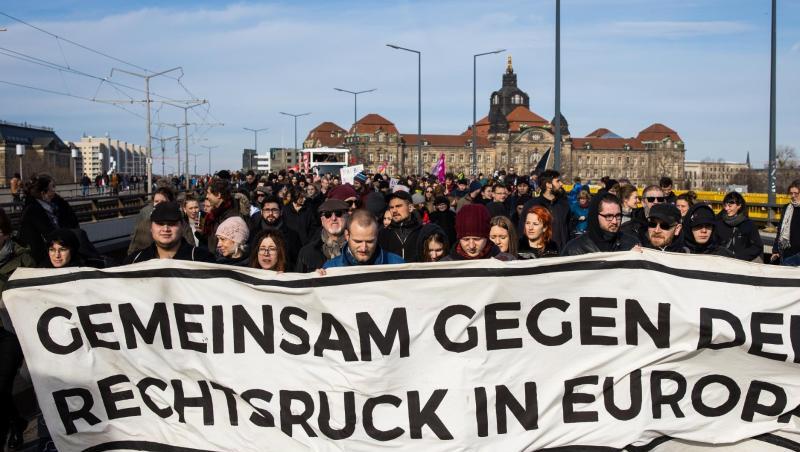 Gegendemonstranten ziehen mit einem Banner durch Dresden. Gegendemonstranten ziehen mit einem Banner durch Dresden.