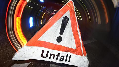 Ein Warndreieck mit dem Schriftzug "Unfall".