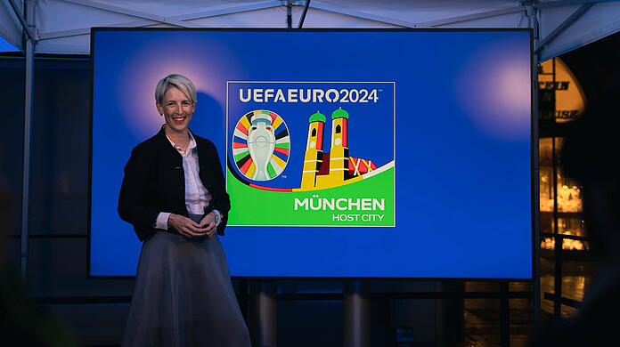 Bürgermeisterin Katrin Habenschaden bei der Vorstellung des Logos.