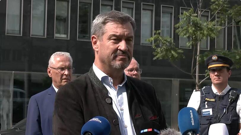 Ministerpräsident Markus Söder spricht bei der Pressekonferenz zu den Schüssen am NS-Dokuzentrum.