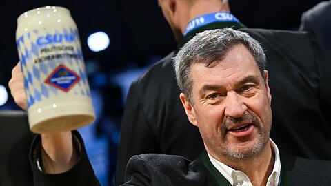 Auch CSU-Chef S&ouml;der prostet am Aschermittwoch gerne mit Bierkr&uuml;gen - auch wenn er selbst keinen Alkohol trinkt.