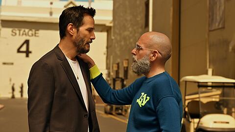 Keanu Reeves (l.) und Jonah Hill in "Outcome".