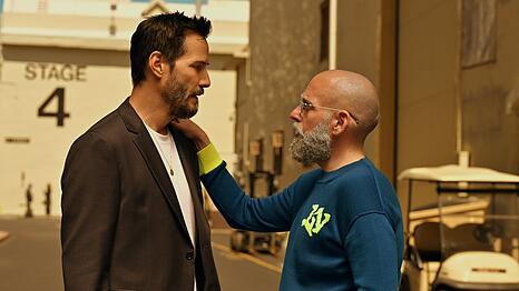 Keanu Reeves (l.) und Jonah Hill in "Outcome".