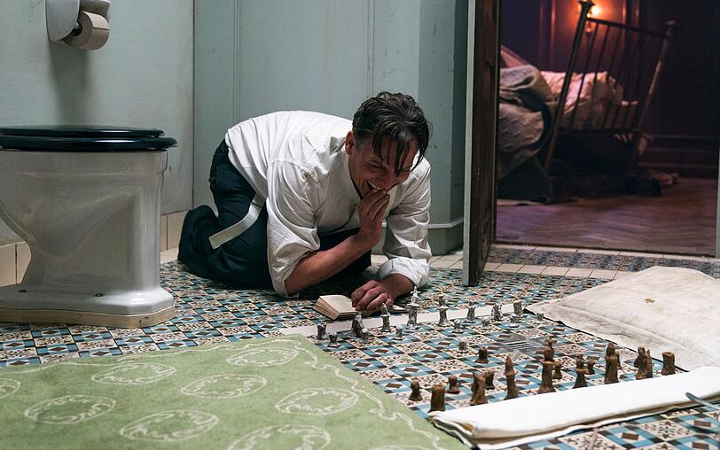 Bartok (Oliver Masucci) wird von den Faschisten gefangen gehalten und versucht seine Zeit mit Schach zu vertreiben. Bartok (Oliver Masucci) wird von den Faschisten gefangen gehalten und versucht seine Zeit mit Schach zu vertreiben.