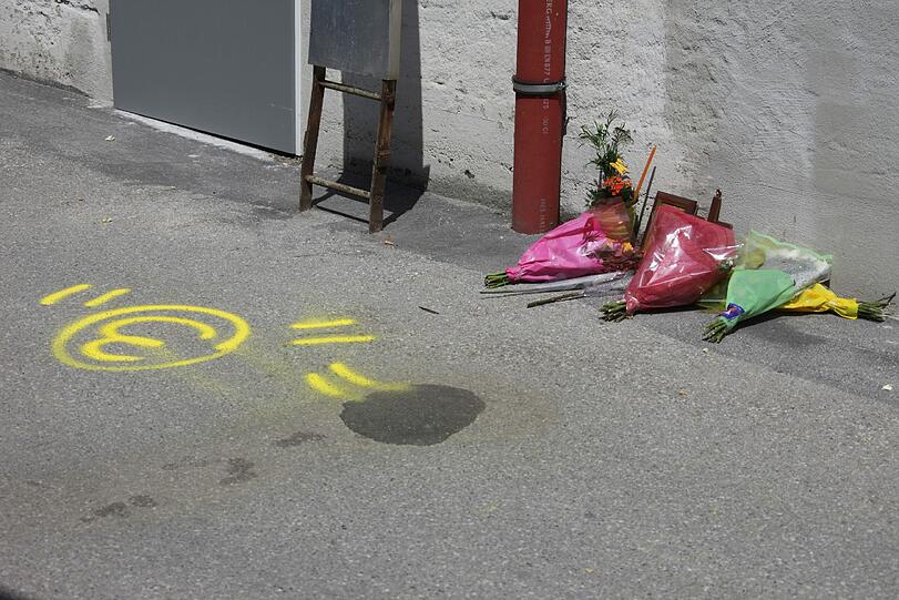 Angehörige und Freunde haben Blumen am Unfallort niedergelegt.