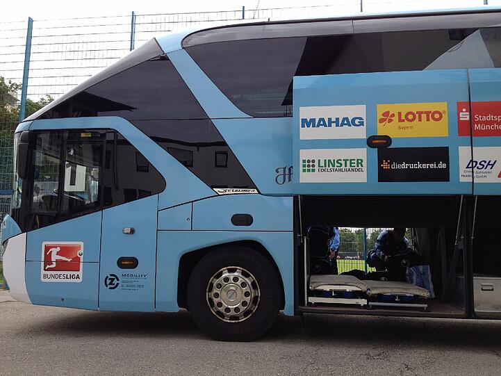 Der blaue Bus steht parat.