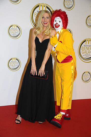 Ronald McDonald wollte natürlich auch ein Foto mit der sexy Moderatorin.