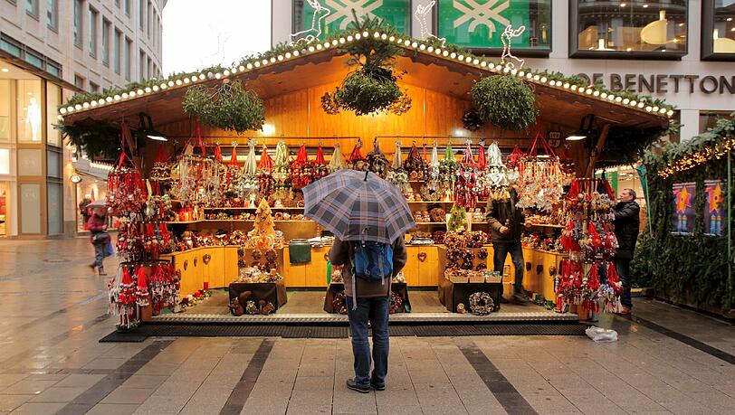 Auch dieser Mann am Münchner Christkindlmarkt scheint noch zu überlegen, ob er sich ins Weihnachtsshopping-Getümmel stürzen soll. Auch dieser Mann am Münchner Christkindlmarkt scheint noch zu überlegen, ob er sich ins Weihnachtsshopping-Getümmel stürzen soll.
