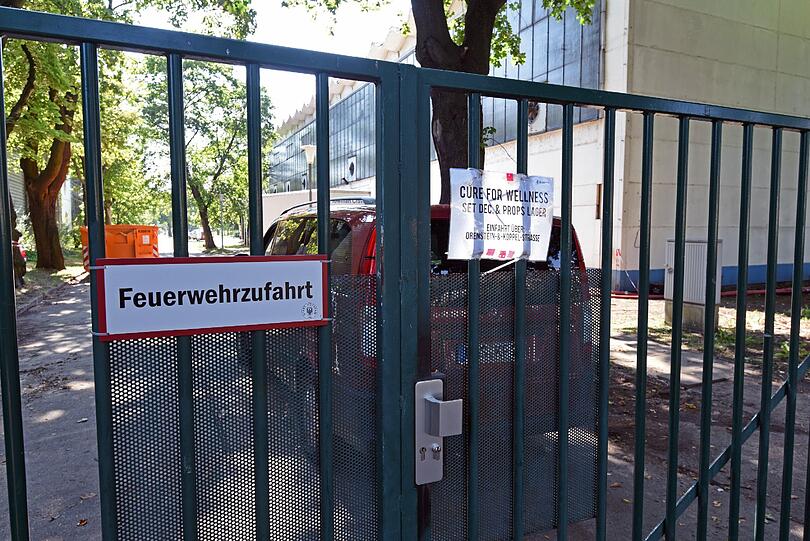 Bei Dreharbeiten ist ein Feuer im Filmstudio Babelsberg ausgebrochen und hat Kulissen zerstört. Es wurden Szenen für den Horror-Streifen "A Cure for Wellness" von US-Regisseur Gore Verbinski ("Fluch der Karibik") gedreht.