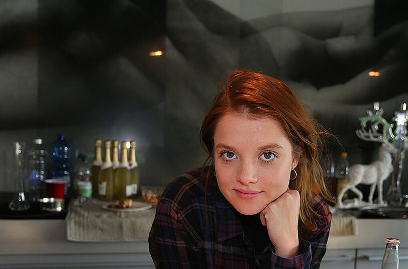 Jella Haase am Set ihres neuen Films "Nirgendwo". Bekannt wurde die Schauspielerin vor allem durch ihre Rolle als "Chantal" im Film "Fack Ju Göhte".