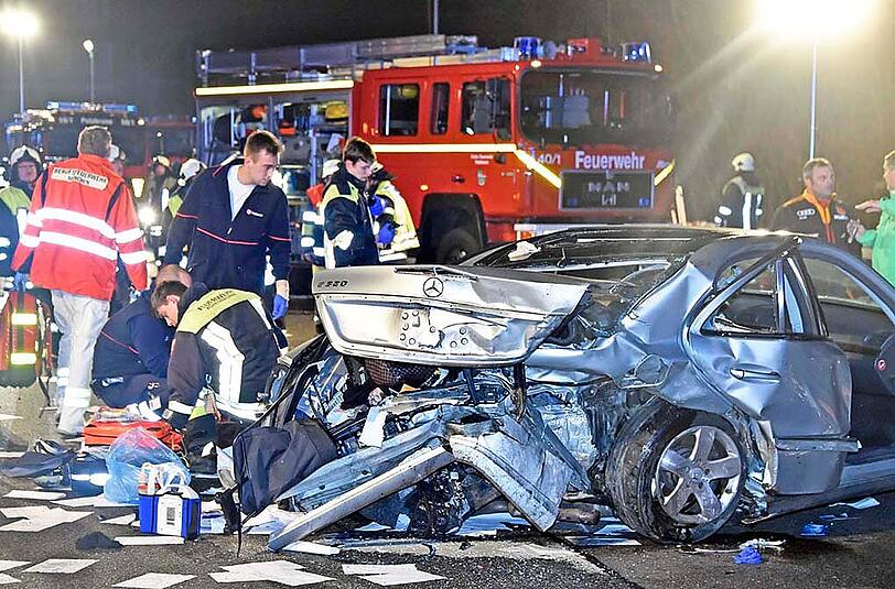 Das Fahrzeugwrack, aus dem der 74-jährige Mann nur noch tot geborgen werden konnte.