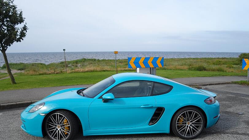 Der überarbeitete Porsche 718 Cayman kostet ab 51 623 Euro - und die Aufpreiliste ist lang. Der überarbeitete Porsche 718 Cayman kostet ab 51 623 Euro - und die Aufpreiliste ist lang.