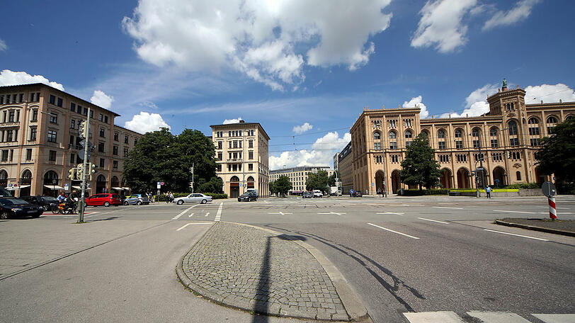 Eine Lücke, die das Bild der Maximilianstraße heute noch prägt: die Kreuzung mit dem Altstadtring.