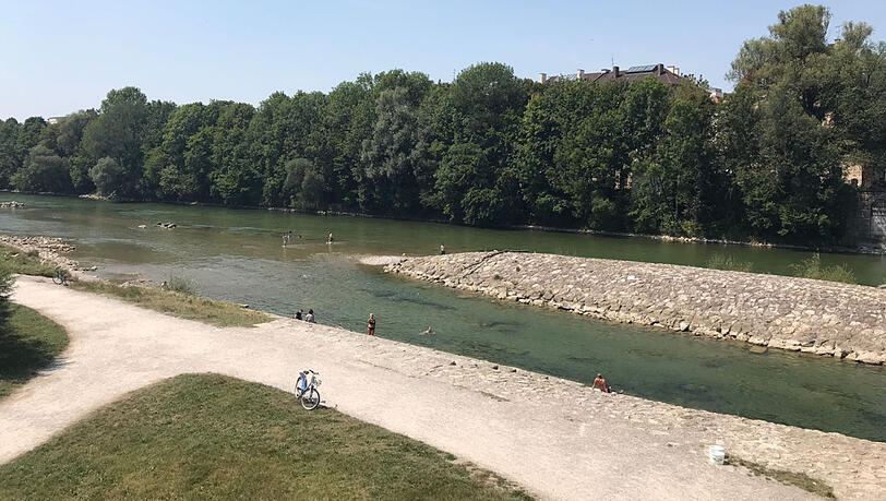 Hitze und kaum Regen: Der Wasserstand der Isar ist gerade ziemlich niedrig.