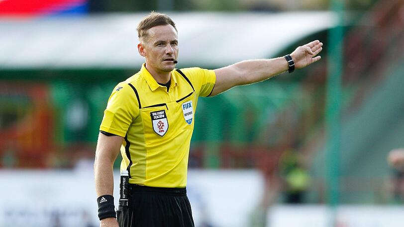 Schiedsrichter Pawel Raczkowski leitet das Spiel.