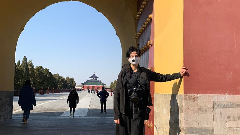 Nur mit Maske: Angelica Schwab vor dem Himmelstempel Tiantán in Peking.
