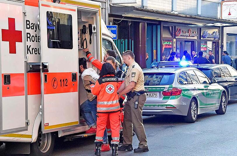 Mehrere Beteiligte prügelten sich in einer Bar in der Landwehrstraße. Es gab einige Verletzte, Polizei und Rettungsdienst waren mit einem Großaufgebot im Einsatz.