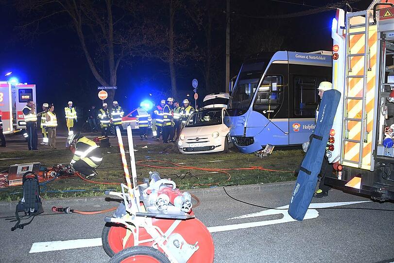 Der Fiat wurde beim Abbiegen von einer Tram gerammt. Zwei Frauen wurden schwer verletzt.