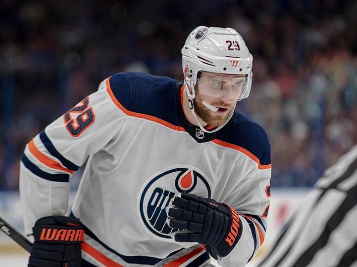 Oilers-Topstar Leon Draisaitl führt die Scorer-Wertung der NHL an.