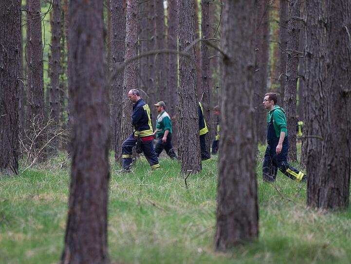 Einsatzkräfte suchen in einem Waldgebiet bei Wilhelmshof ein vermisstes Mädchen.