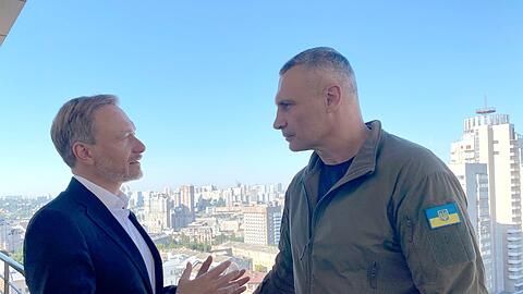 Bundesfinanzminister Christian Lindner (FDP), hat in Kiew auch den Bürgermeister der Stadt, Vitali Klitschko (r), getroffen.