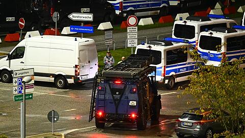 Der Hamburger Flughafen ist nach dem Eindringen eines Fahrzeugs auf das Gel&auml;nde gesperrt worden.