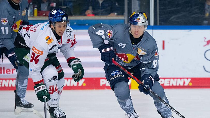 Filip Varejcka (r) von München und Anrei Hakulinen von Augsburg kämpfen um den Puck. Augsburg verlängert den Vertrag von Hakulinen.